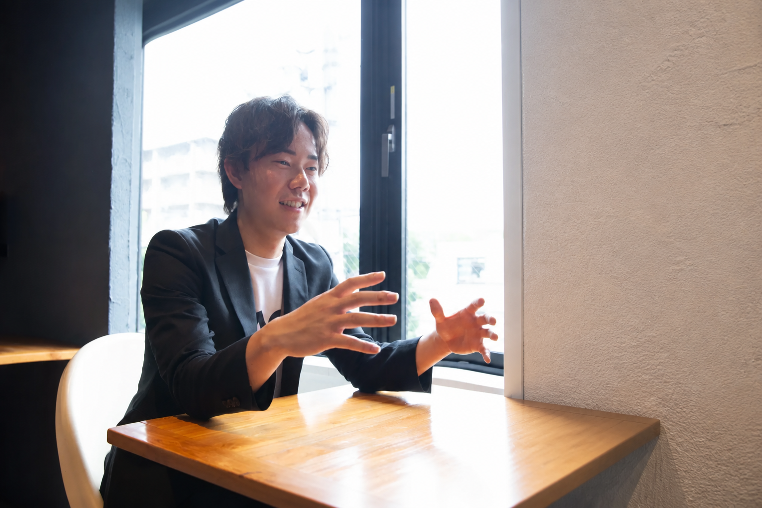 対話を通じてAI活用を支援するコンサルタント
