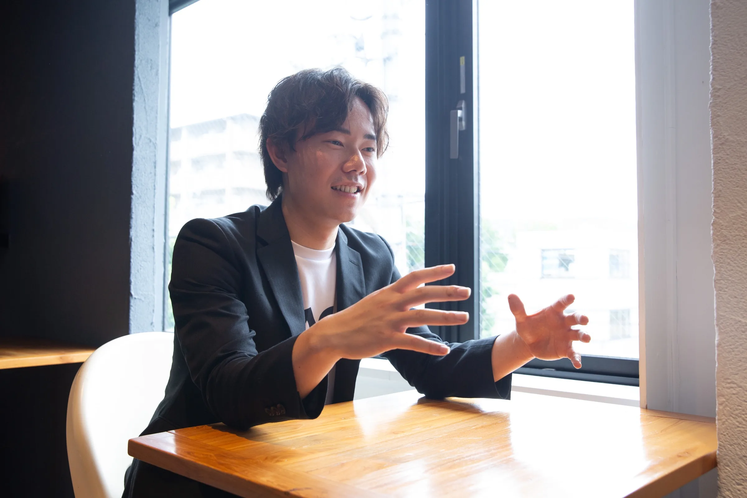 対話を通じてAI活用を支援するコンサルタント