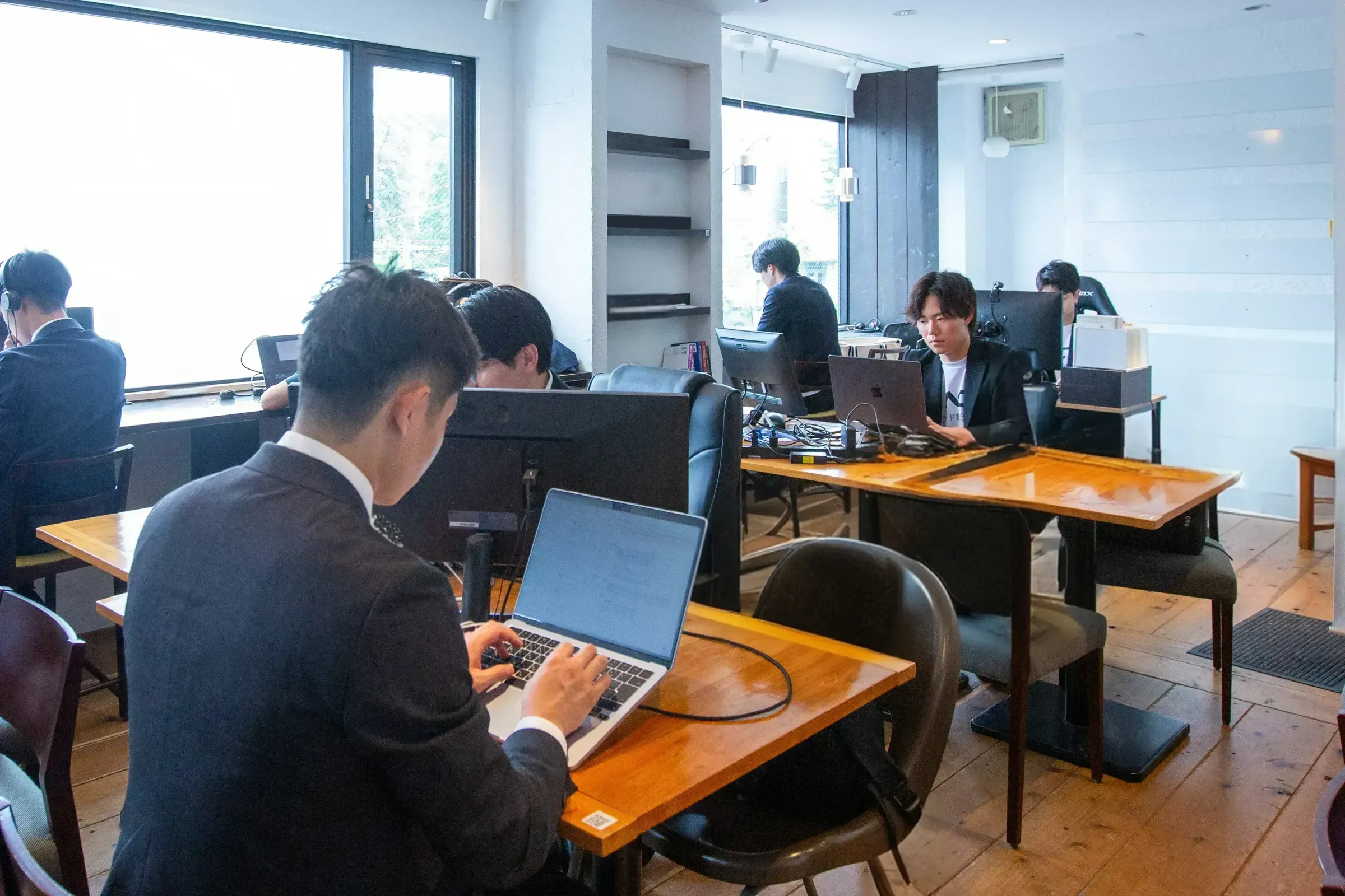 オフィスで開発に取り組むノーコード総合研究所のメンバー