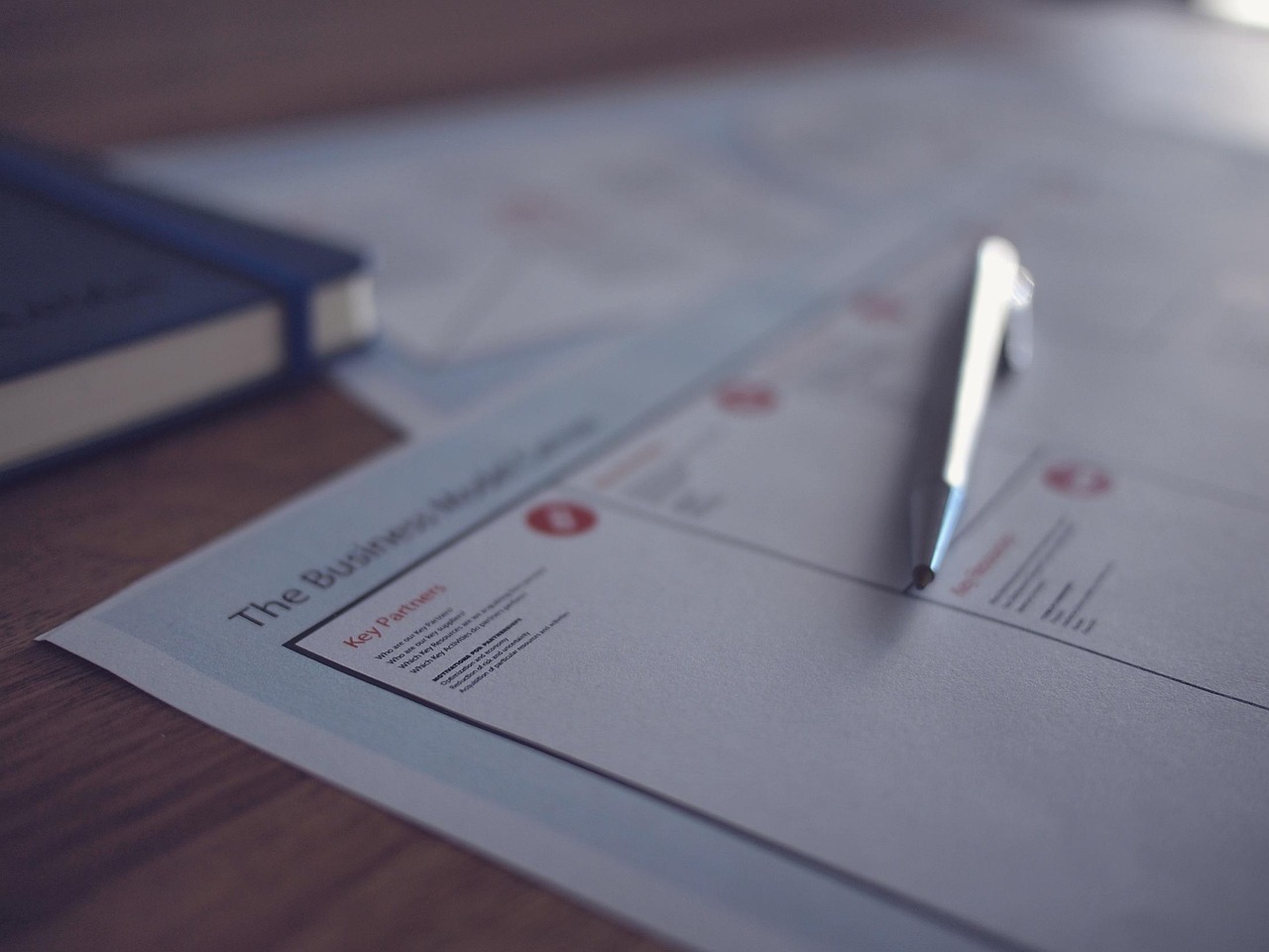 事業計画書を作成するビジネスパーソン