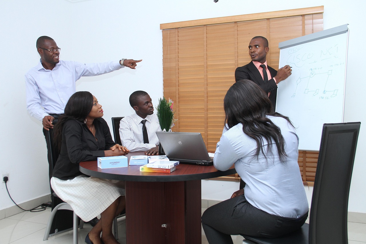 チームがホワイトボードの前で議論している様子