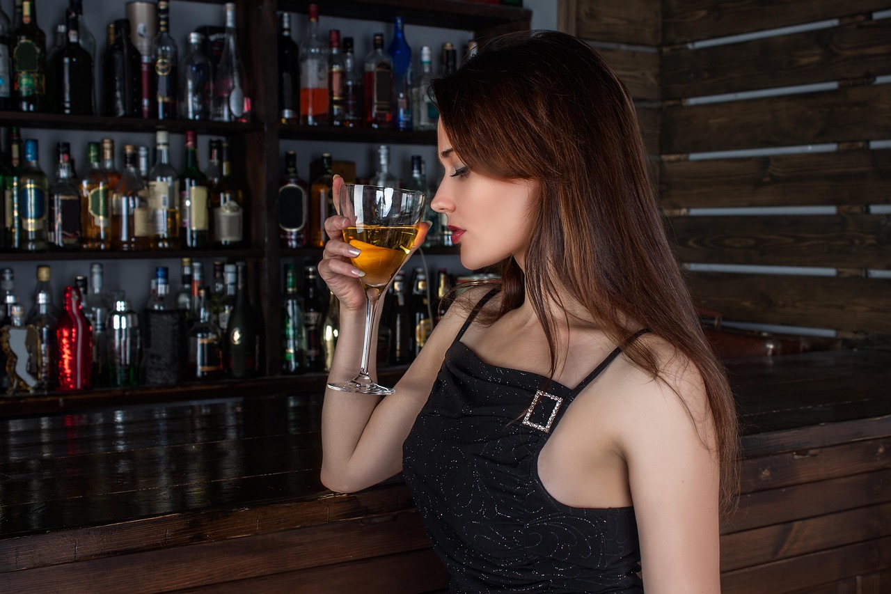 飲食店のテイクアウト窓口で注文を受ける様子