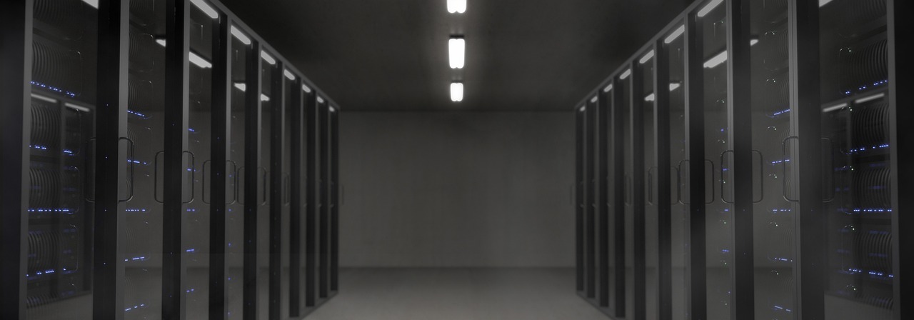 サーバールームでのデータ移行作業
