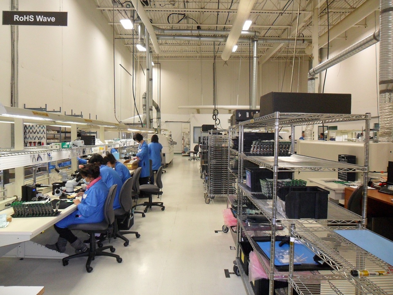 製造ラインが稼働する工場の現場