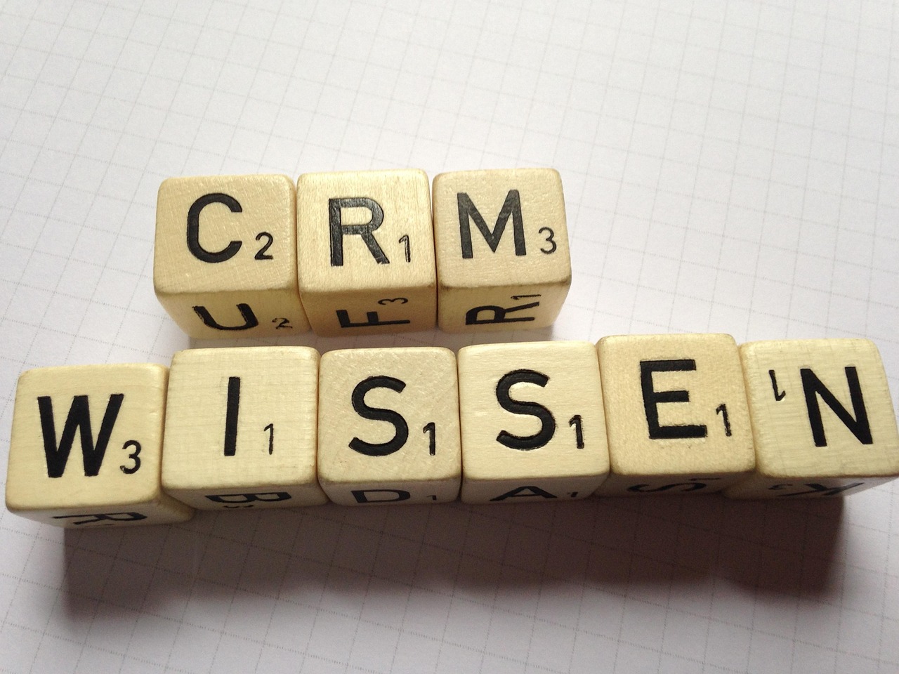 CRMツールの料金表と機能比較を確認する担当者