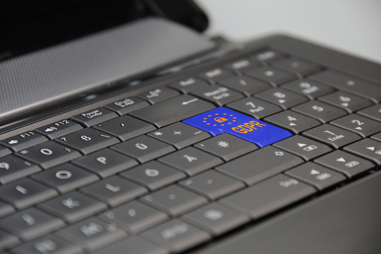 法務確認をするノートPC