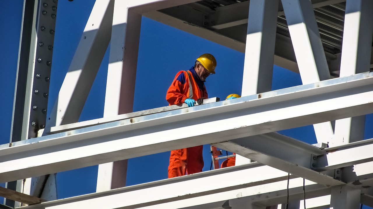 建設現場で作業員の出勤を確認する現場監督
