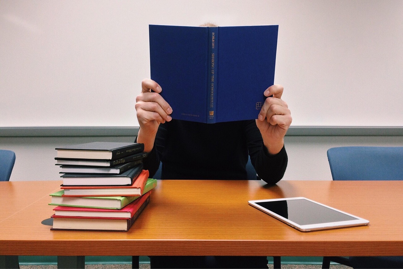 生徒がタブレットで学習する様子