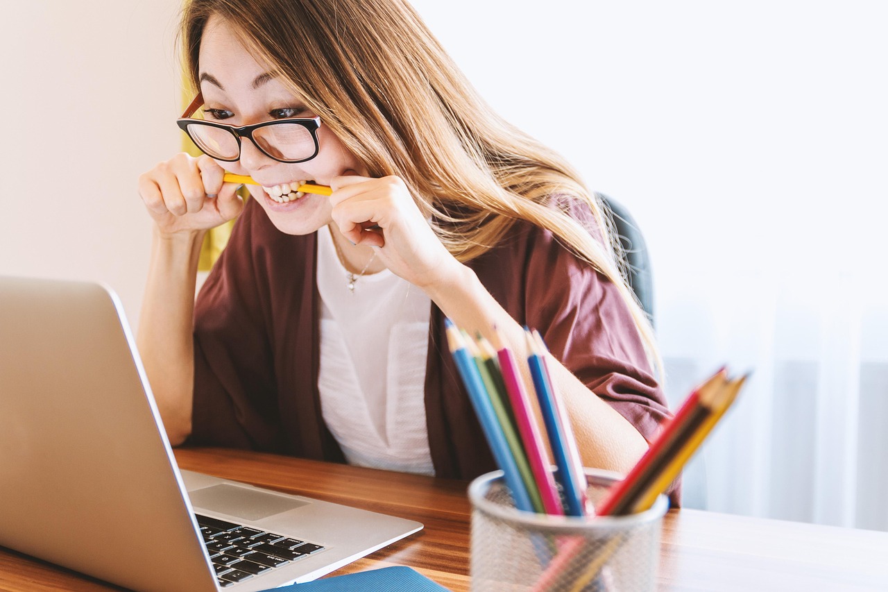 パソコンで学習する人のイメージ
